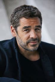 Tobias Oertel as Tom