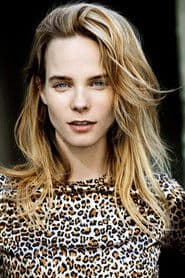 Nike Martens as Léa