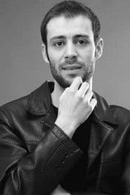 Çağlar Yalçınkaya as Onur