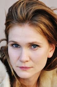 Lisa Hagmeister as Sissi