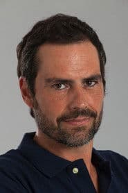 Filipe Duarte as Júlio