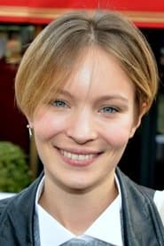 Diane Rouxel as Elodie