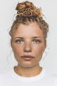 Luisa-Céline Gaffron as Agnes