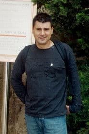 Txema Moscoso as Escarabeo (voz)