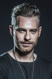 Luis Ernesto Franco as Carlos